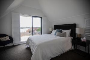 悉尼PHOE1-3B - Harbour Haven Townhouse的白色的卧室设有一张大床和一个大窗户