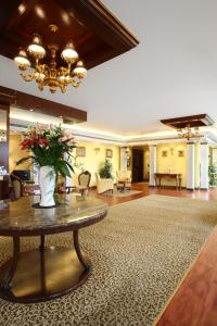 科威特皇家酒店的大堂设有一张桌子,上面有花瓶