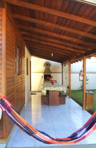 佩尼亚Chalés da Sinhá的户外庭院设有吊床和桌子。