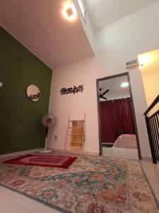 Kampong Padang KeladiZDQ Homestay的一间带镜子的卧室和一张地毯床