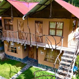 圣特雷莎Salkantay Hostel Chaullay的红色屋顶的房子