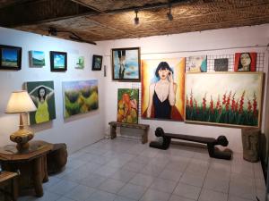 萨马尔La Vida Hostel Samal Island的墙上有许多绘画的房间