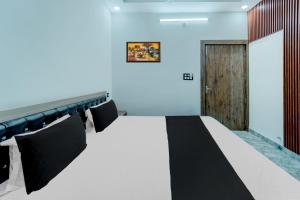 兰奇OYO Flagship Hotel Singh Residency的一间设有床铺和木门的房间