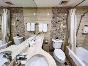 重庆重庆银河大酒店的浴室配有卫生间、浴缸和水槽。