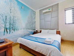 芹苴Hotel Lê My的一间卧室配有一张带木壁床的卧室