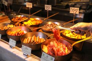 三亚三亚半山半岛洲际度假酒店(夏湾阳光浴场)的自助餐,包括一碗肉类和蔬菜食品