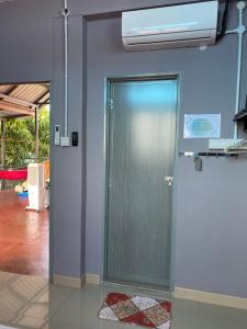 莎阿南Igo Homestay Subang Airport的风扇间的一个金属门