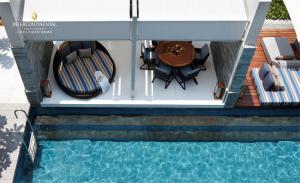 三亚三亚半山半岛洲际度假酒店(夏湾阳光浴场)的享有带游泳池的房屋的空中景致