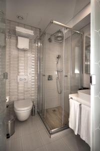 伊斯坦布尔Istanbul Town Hotel的带淋浴、卫生间和盥洗盆的浴室