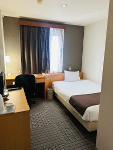 田边市哈那亚酒店的配有一张床和一张书桌的酒店客房