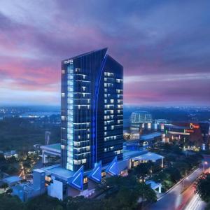 加拉旺瑞信达卡拉旺酒店的夜幕 ⁇ 染高楼
