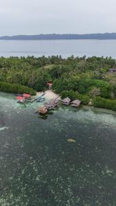 BesirArborek Diving Homestay R4的水体中岛屿的空中景观