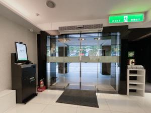 台北雀客快捷台北永康的玻璃门进入大楼的入口