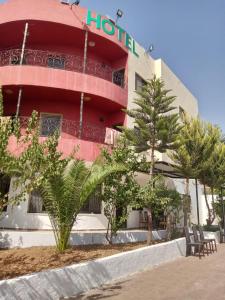 杰拉什Ruins Hotel Jerash的前面有2张长椅的酒店