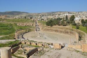 杰拉什Ruins Hotel Jerash的古代露天剧场的空中景观