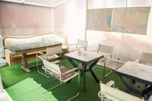 瓦尔纳Стаи за гости的配有椅子、桌子和床的房间