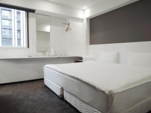 台北雀客快捷台北永康的白色的卧室设有一张大床和一个窗户