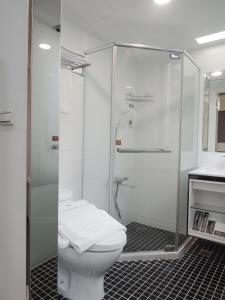 台北雀客快捷台北永康的带淋浴和卫生间的白色浴室