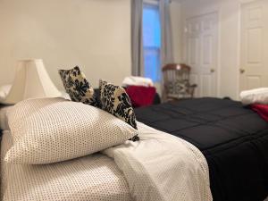 路易斯威尔Mon Fournissuer 4bd Home with backyard的一间卧室配有带枕头的床