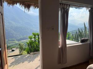 萨帕Pavi home的客房设有山景窗户。