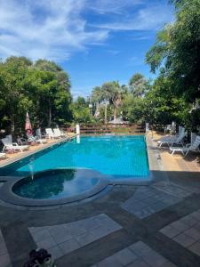 拉迈苏梅岛海风广场酒店的庭院里的一个蓝色海水大型游泳池