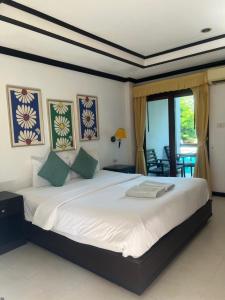 拉迈苏梅岛海风广场酒店的卧室配有一张白色大床