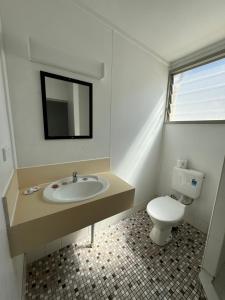 凯恩斯凯恩斯城市汽车旅馆的一间带水槽和卫生间的浴室