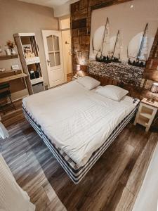 拉纳肯Maas Suites (Maastricht - Lanaken)的卧室配有一张大床,墙上挂着帆