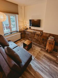 拉纳肯Maas Suites (Maastricht - Lanaken)的带沙发和平面电视的客厅