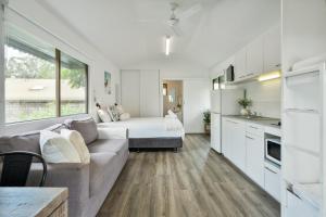 赫维湾Tasman Holiday Parks - Hervey Bay的客厅配有沙发和1张床