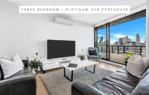 墨尔本Melbourne Lifestyle Apartments – Best Views on Collins的带沙发和电视的客厅