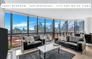 墨尔本Melbourne Lifestyle Apartments – Best Views on Collins的一间享有城市美景的客厅