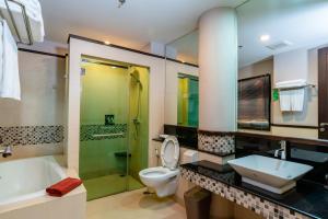 七岩七岩海滩塔拉曼特拉度假酒店的一间带水槽、卫生间和淋浴的浴室