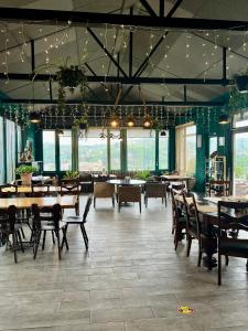 库塔伊西Green Flower Hotel的用餐室设有桌椅和窗户。