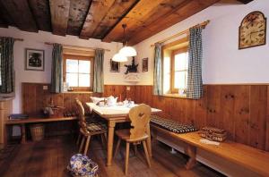 弗拉绍艾德保尔儿童农家乐的一间带木桌和椅子的用餐室