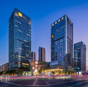 沈阳沈阳君悦酒店的城市天际线,高楼和停车场