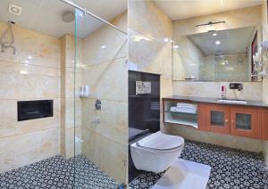 斋浦尔Trim Boutique Parkota Haveli的浴室配有卫生间、淋浴和盥洗盆。