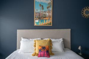 特里格尔Stylish Beach Home - Moments from Water的一张带白色枕头的床和一张度假村的照片