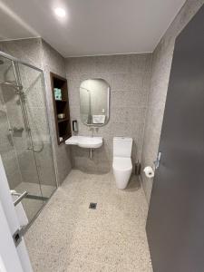 HardenHarden Country Club Motel的浴室配有卫生间、盥洗盆和淋浴。