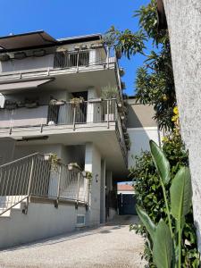 科拉迪拉齐塞CASA BACI - Soggiorno nel Gusto的公寓大楼设有阳台和植物