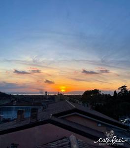 科拉迪拉齐塞CASA BACI - Soggiorno nel Gusto的从建筑物屋顶上日落