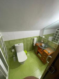 雷东德拉Casa Costeira的浴室配有白色卫生间和盥洗盆。