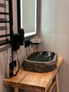 布克维SAVOIE Apartments Bukovel的一间带黑色水槽和电话的浴室