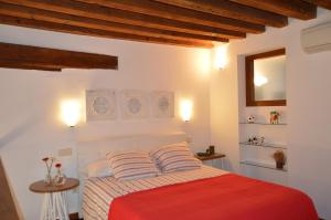 托莱多Apartamentos Nuncio Viejo的卧室配有红色和白色的床和2个枕头