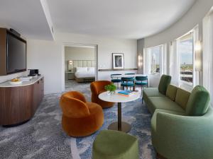 墨尔本墨尔本机场宾乐雅酒店的客厅配有沙发和桌椅