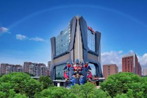 武汉Hampton by Hilton Wuhan Zhongnan Jiedaokou Hotel的一座大建筑,前面有雕像