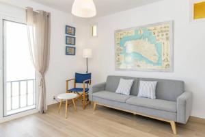Es GrauFantástico apartamento frente al mar en Menorca的客厅配有沙发和椅子