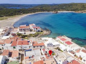 Es GrauFantástico apartamento frente al mar en Menorca的海滩空中景,有红色标记