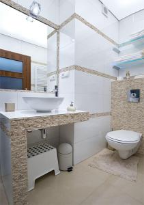 扎科帕内Apartament Cicha Woda Zakopane的白色的浴室设有水槽和卫生间。