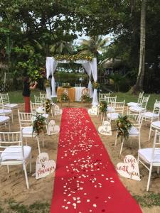Foulpointe乐拉冈酒店的红色婚礼过道,带白色椅子和红地毯